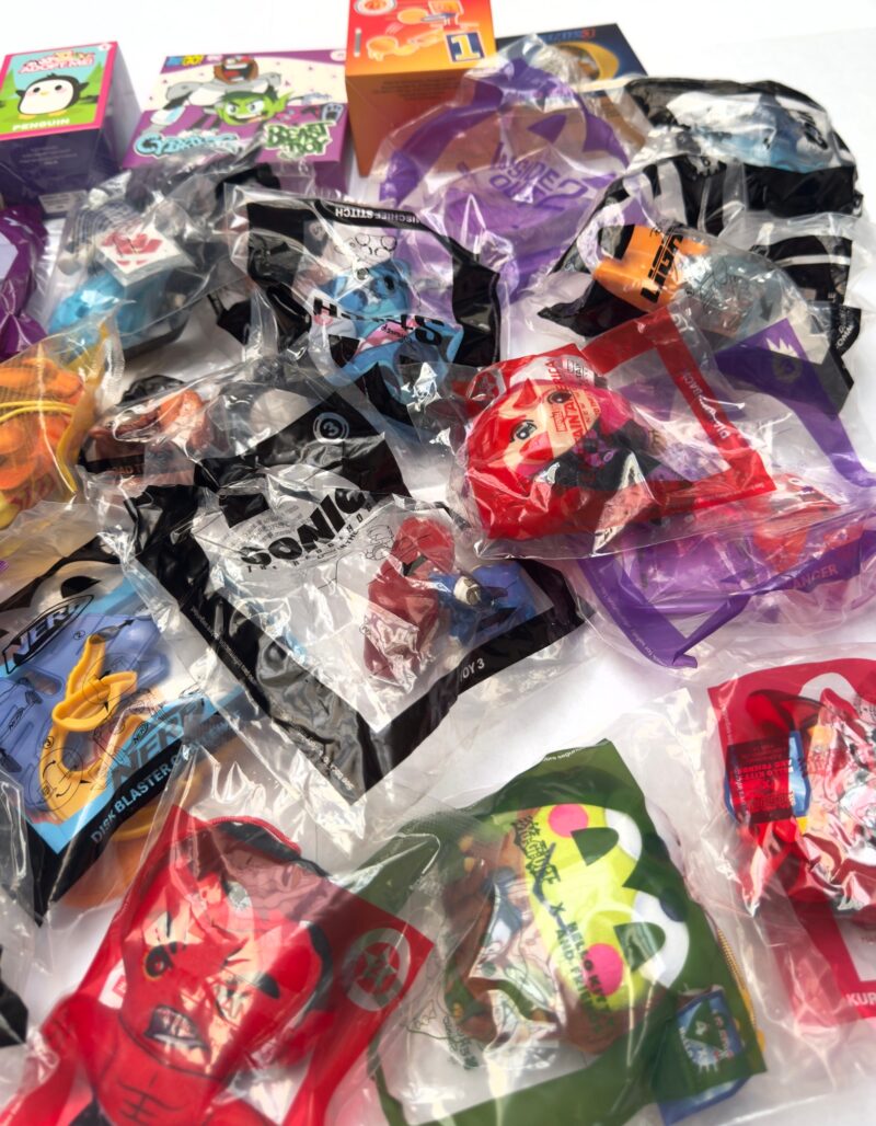 09a706f0 597b 48d8 a700 b6a87d636f78 assorted mcdonald s happy meal toys item 9521 7 2.jpg