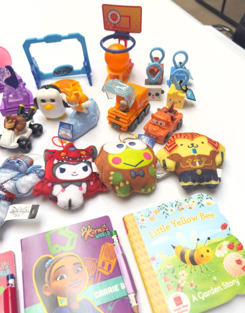 4d8839a3 2545 416e b18f 07f32ce76f40 assorted mcdonald s happy meal toys item 9521 5 2.jpg